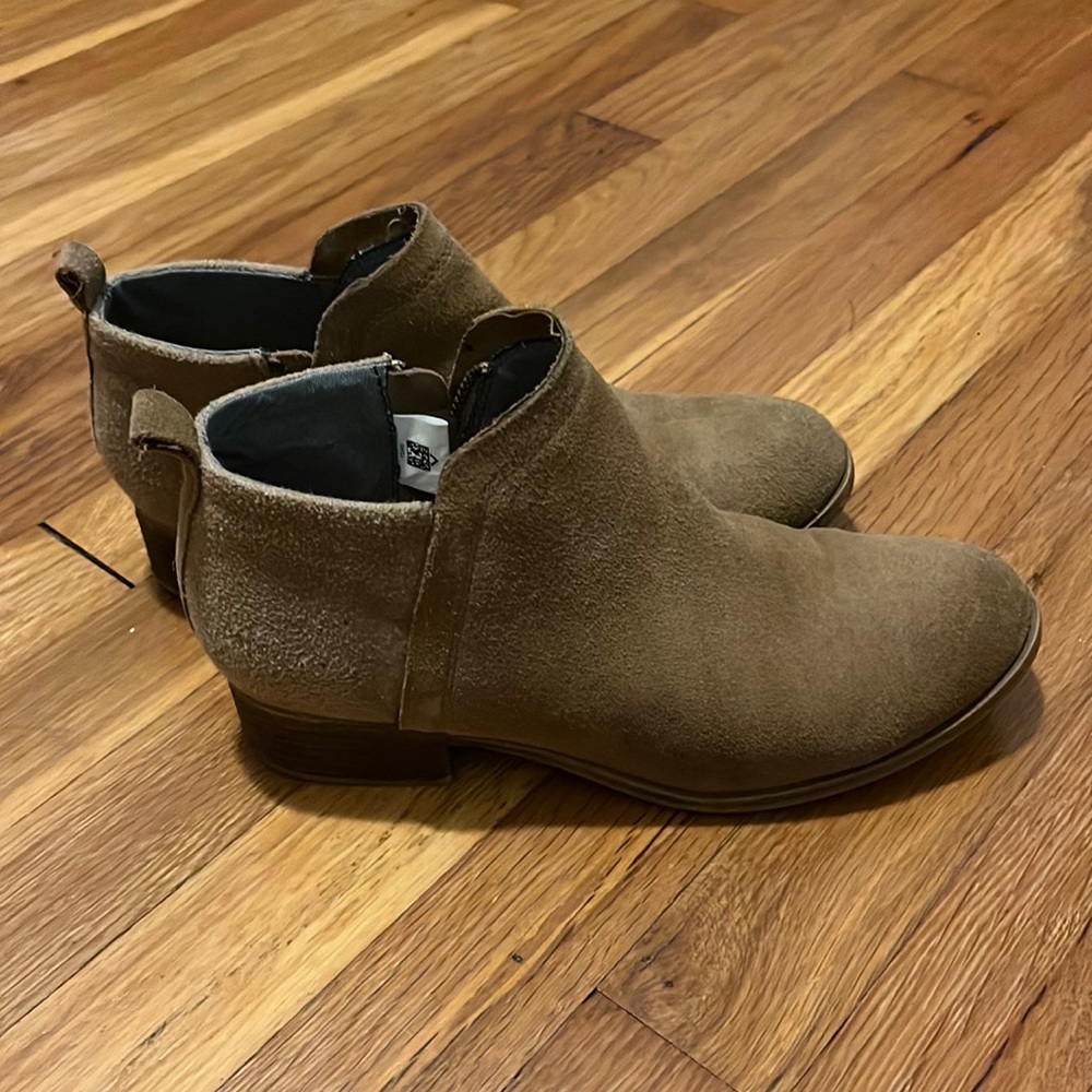 Toms booties size 7.5. Very comfortable. Plenty of wear left